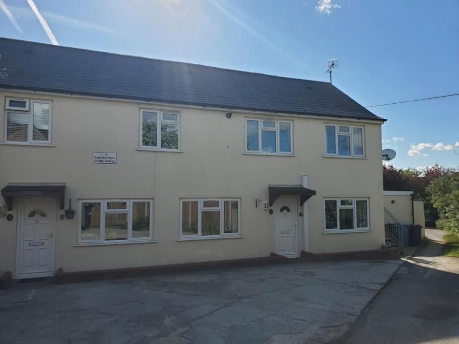 Central Windsor 2 Bedroom Flat With Free Parking Экстерьер фото