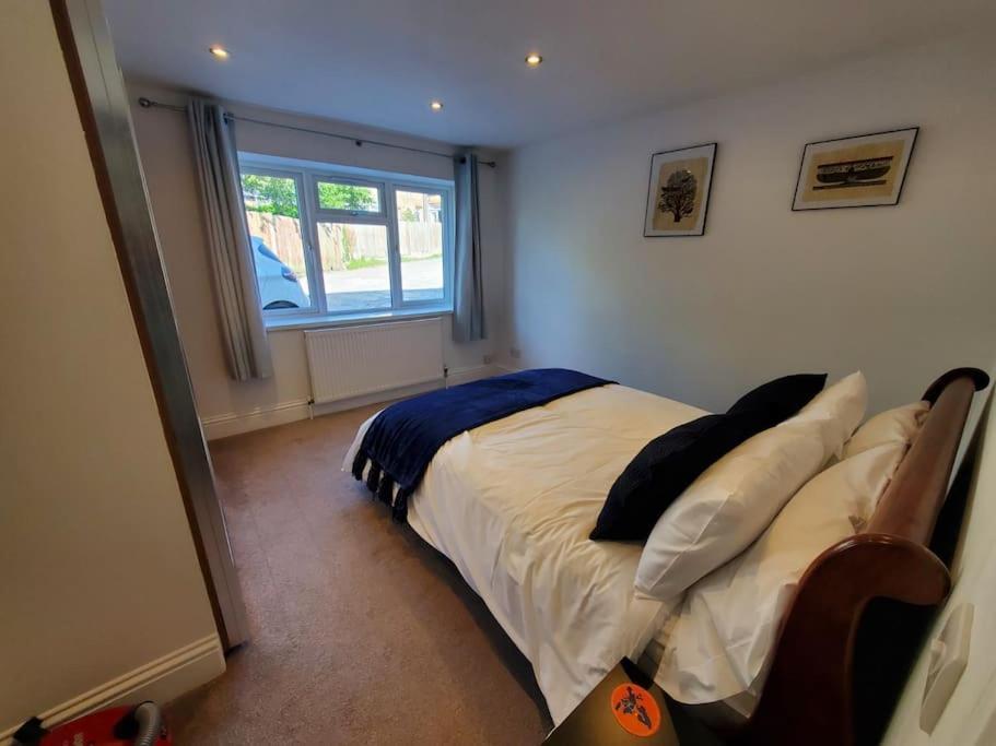 Central Windsor 2 Bedroom Flat With Free Parking Экстерьер фото